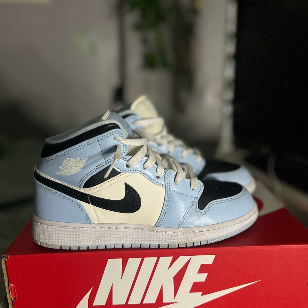 Air Jordan 1 Mid GS 'Ice Blue'